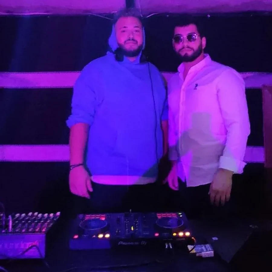 DJ Mahmutcan Kaya etkinlik ve DJ ekipmanı yanında