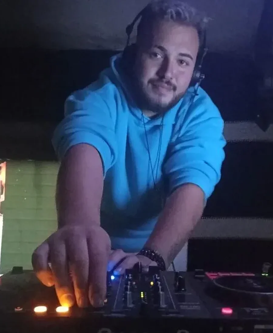 DJ Mahmutcan Kaya sahne ve DJ kabini görseli